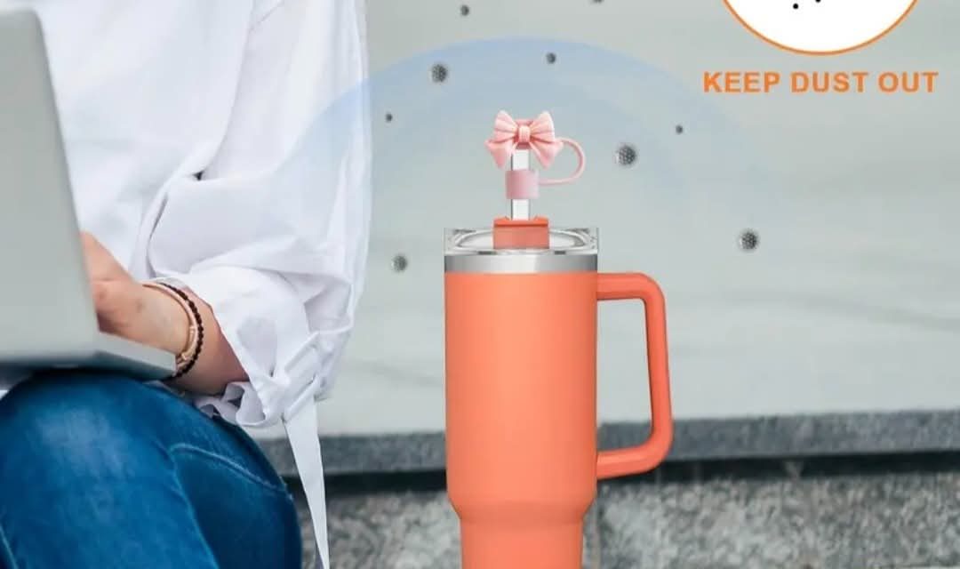 𝟏𝐏𝐂 𝐂𝐮𝐭𝐞 𝐁𝐨𝐰 𝐒𝐭𝐫𝐚𝐰 𝐂𝐚𝐩 𝐂𝐨𝐯𝐞𝐫 𝐟𝐨𝐫 𝟏𝟎𝐦𝐦 𝐒𝐭𝐫𝐚𝐰𝐬 – 𝐅𝐢𝐭𝐬 𝐒𝐭𝐚𝐧𝐥𝐞𝐲 𝐓𝐮𝐦𝐛𝐥𝐞𝐫 𝐂𝐮𝐩𝐬, 𝐃𝐮𝐬𝐭𝐩𝐫𝐨𝐨𝐟 & 𝐋𝐞𝐚𝐤-𝐑𝐞𝐬𝐢𝐬𝐭𝐚𝐧𝐭